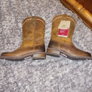 Brand new with tags ARIAT unbridled roper boots size 7.5 brown and pink.